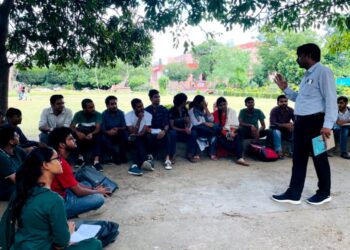 पार्क में क्लास लेते हुए छात्र | फ़ोटो | मो० फुरकान इदरीसी