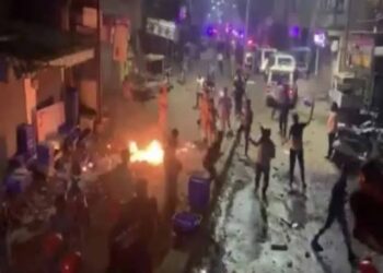 गुजरात: वडोदरा में दिवाली की रात कुछ सांप्रदायिक झड़पें हुईं।