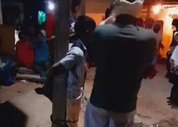 चोरी के आरोप मे दलित लड़के को बिजली के खंभे से बांधकर 10 लोगों ने पीटा केस दर्ज
