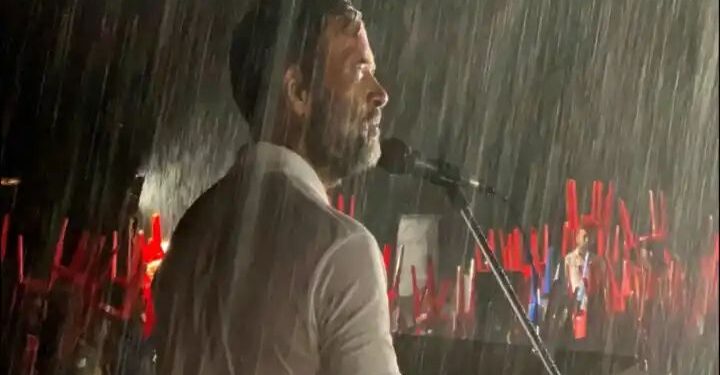भारत जोड़ो यात्रा : भारी बारिश मे भी राहुल गांधी ने जारी रखा अपना भाषण तस्वीरे हुई वायरल