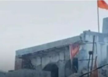 तेलंगाना : दशहरा उत्सव के दौरान कुतुब शाही मस्जिद के ऊपर फहराया गया भगवा झंडा दीवारों पर लिखा ओम