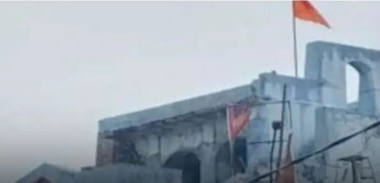 तेलंगाना : दशहरा उत्सव के दौरान कुतुब शाही मस्जिद के ऊपर फहराया गया भगवा झंडा दीवारों पर लिखा ओम