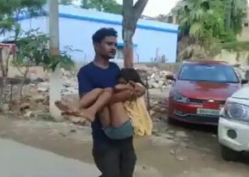 बिहार : बच्ची के शव को कंधे पर लेकर भटकता रहा पिता, नहीं मिली एंबुलेंस