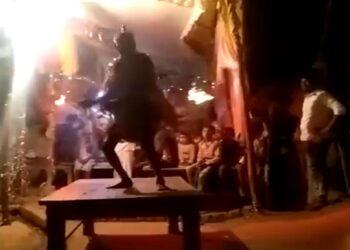 रामलीला मे लंका दहन के दौरान हनुमान जी का किरदार निभा रहे बुजुर्ग कलाकार की हार्ट अटैक से मौत