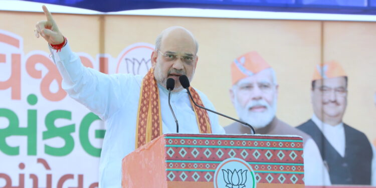 गुजरात में अमित शाह बोले- 2002 में दंगाइयों को सिखाया सबक!