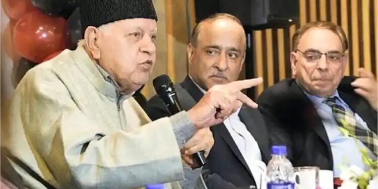 मंंच पर भावुक होते हुए फारुख अब्दुल्ला ने कहा मुसलमानों को मायूस होने की जरूरत नहीं हालातों का सामना करना होगा