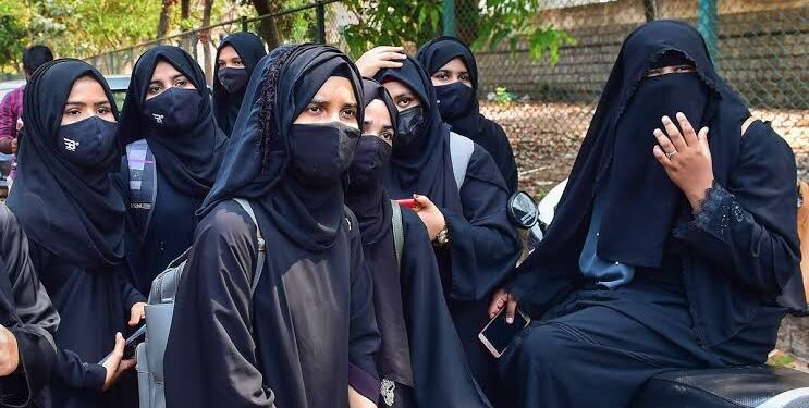 कर्नाटक: मुस्लिम लड़कियों के लिए कॉलेज बनाने के फैसले के विरोध में आए हिन्दू संगठन