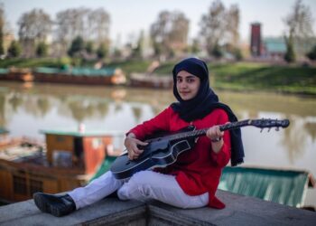 कश्मीर की उभरती महिला रैपर अनम नासिर