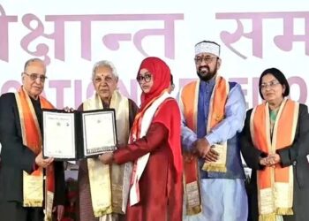 फेरीवाले की बेटी इकरा रिजवान वारसी ने लखनऊ विश्वविद्यालय में बीए में 3 स्वर्ण पदक जीत कर पिता का नाम रौशन किया