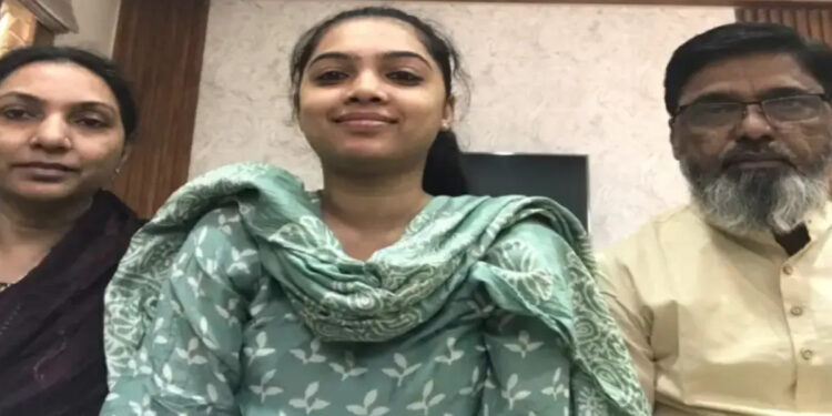 मदीहा पठान ने गुजरात सिविल सेवा परीक्षा में 10वीं रैंक हासिल की.