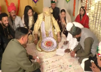 शान्ति का संदेश फैलाने के लिए हिमाचल के हिंदू मंदिर में मुस्लिम जोड़े ने रचाई शादी।