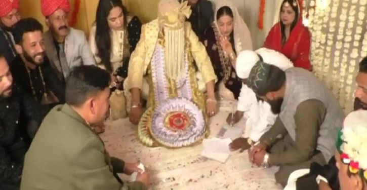शान्ति का संदेश फैलाने के लिए हिमाचल के हिंदू मंदिर में मुस्लिम जोड़े ने रचाई शादी।