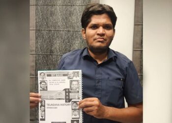 तेलंगाना के शिक्षाविद् मोहम्मद खाजा प्रतियोगी परीक्षाओं के लिए अध्ययन मटेरियल उर्दू में तैयार करते हैं।