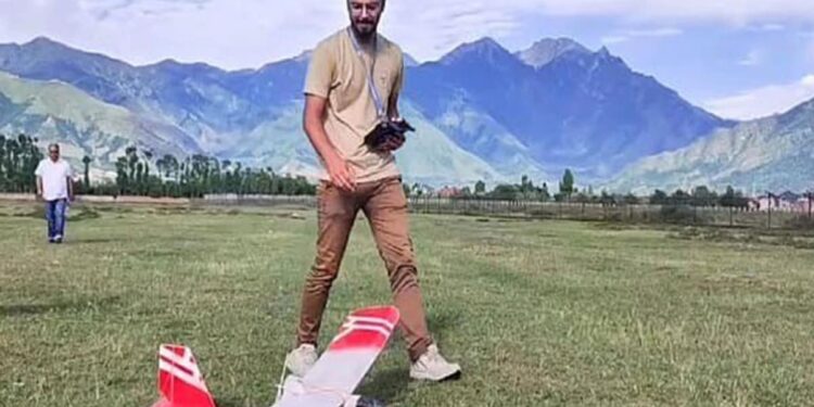 अबान हबीब अपने ड्रोन के साथ