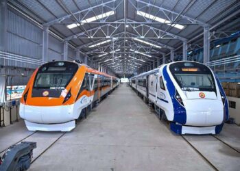 वंदे भारत ट्रेन पर पत्थर फेंकने वाले मुन्नू पासवान और उसके दो बेटे अजय और विजय को पुलिस ने किया गिरफ्तार.