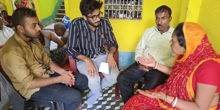 अधिवक्ता सैफुल इस्लाम स्वर्गीय सोनू कुमार शाह के परिवार के साथ