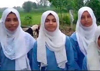 बिजनौर में हिजाब पहनकर आईं छात्राओं को निकाला, लड़कियां बोलीं- प्रिंसिपल ने कहा- गले में पट्टी डालो, दो चुटिया बांधो।