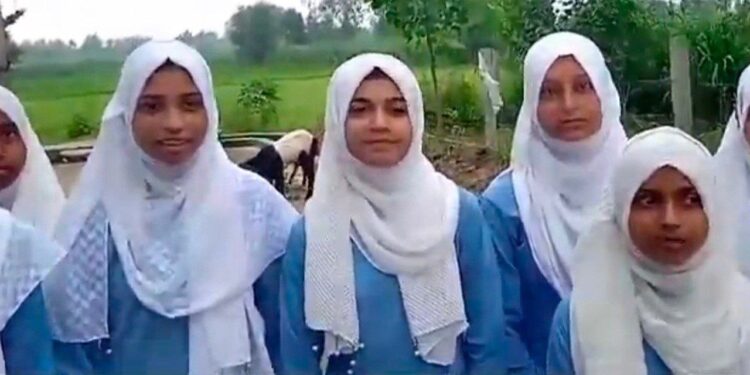 बिजनौर में हिजाब पहनकर आईं छात्राओं को निकाला, लड़कियां बोलीं- प्रिंसिपल ने कहा- गले में पट्टी डालो, दो चुटिया बांधो।