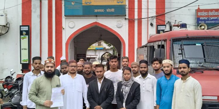 दरगाह आला हजरत की ओर से गिरी महाराज के ख़िलाफ़ कोतवाली पर जोरदार प्रदर्शन।