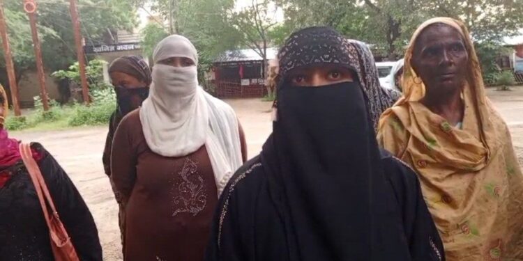 MP, खंडवा: ग्राम टिटगांव में सांप्रदायिक विवाद, मुस्लिम परिवारों पर एकतरफा कार्रवाई का आरोप।