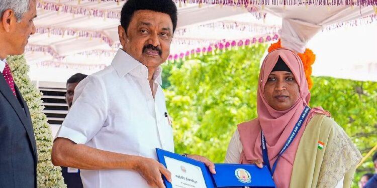 नर्स सबीना को वायनाड भूस्खलन आपदा के दौरान वीरता के लिए किया गया सम्मानित।