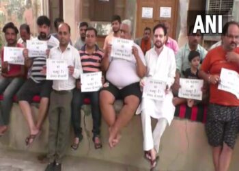 बरेली: दूसरे समुदाय को मकान बेचने पर विवाद, पलायन की चेतावनी के साथ हिन्दुओं ने लगाए पोस्टर।