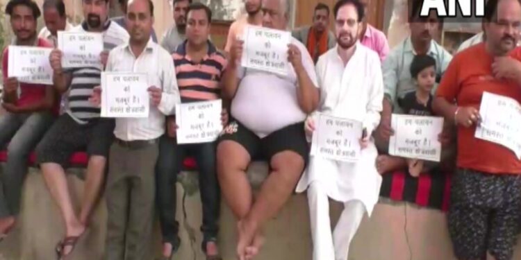 बरेली: दूसरे समुदाय को मकान बेचने पर विवाद, पलायन की चेतावनी के साथ हिन्दुओं ने लगाए पोस्टर।