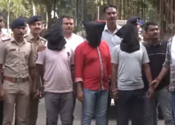 गुजरात: प्रमोशन की लालच में रेल पटरी से छेड़छाड़, पुलिस ने सुभाष, मनीष और शुभम को किया गिरफ्तार।
