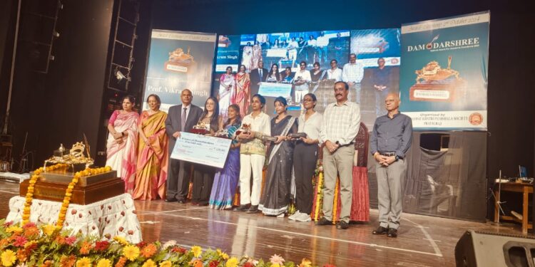 जामिया की छात्रा अरीबा अनवर ने अकादमिक उत्कृष्टता के लिए 2024 का दामोदरश्री राष्ट्रीय पुरस्कार जीता।