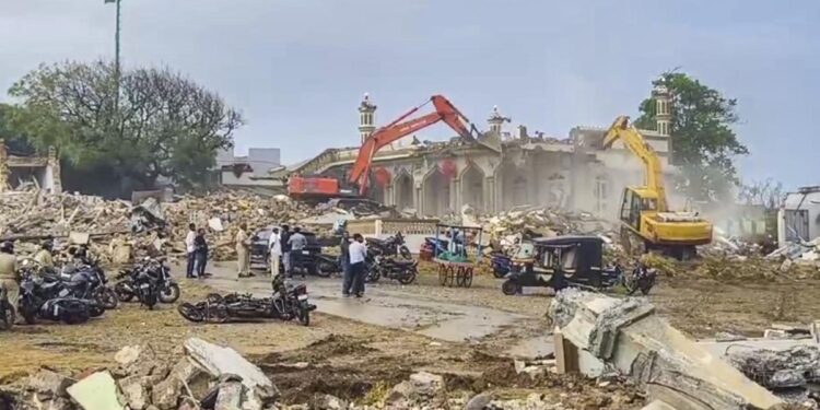 सुप्रीम कोर्ट ने गुजरात में मुस्लिम धार्मिक स्थलों को ध्वस्त करने के बाद भूमि आवंटन पर रोक लगाई।