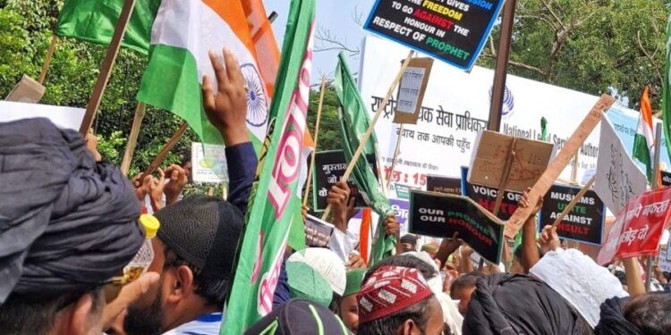 हजारीबाग में हज़रत पैगम्बर के अपमान के विरोध में विशाल प्रदर्शन।