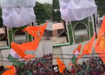 यूपी के बाराबंकी में कट्टरपंथी भीड़ ने मस्जिद को बनाया निशाना, दशहरा जुलूस के दौरान फेंके जूते-चप्पल।