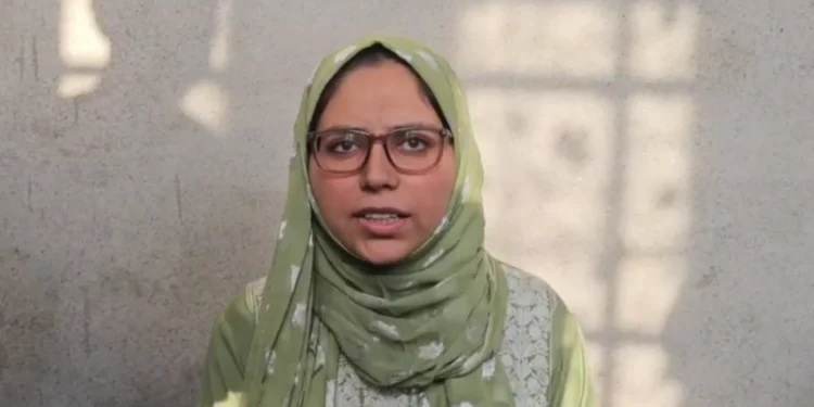 इकरा भट: दर्जी की बेटी जिसने जेकेएएस परीक्षा में दूसरी रैंक हासिल की