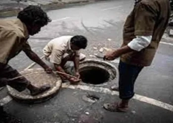 राजस्थान : सीवेज टैंक की सफाई के दौरान जहरीली गैस से तीन सफाईकर्मियों की मौत, परिवार ने मुआवजे की मांग की