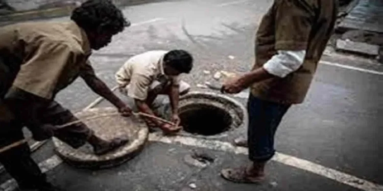 राजस्थान : सीवेज टैंक की सफाई के दौरान जहरीली गैस से तीन सफाईकर्मियों की मौत, परिवार ने मुआवजे की मांग की