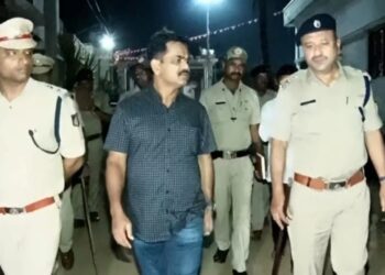 कर्नाटक : वक्फ भूमि को लेकर अफवाहों पर मुस्लिम घरों पर पथराव।