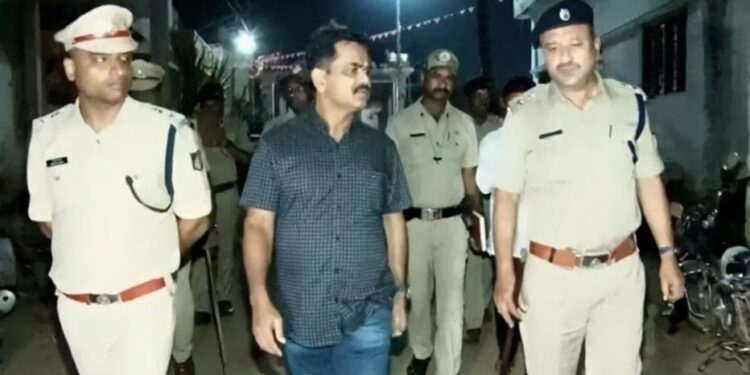 कर्नाटक : वक्फ भूमि को लेकर अफवाहों पर मुस्लिम घरों पर पथराव।