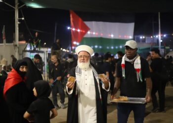 ऐ जहाँ देख ले कब से बे-घर हैं हम…