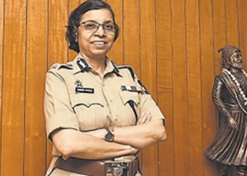 महाराष्ट्र की पहली महिला डीजीपी रश्मि शुक्ला का तबादला: विपक्ष ने क्यों उठाई हटाने की मांग?