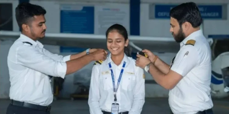 समायरा हुल्लूर बनीं भारत की सबसे कम उम्र की कमर्शियल पायलट, 18 साल की उम्र में रचा इतिहास।