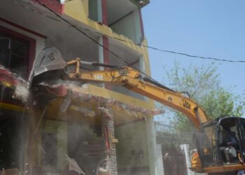 गुजरात के ओखा में हज़रत पंज पीर दरगाह सहित 200 से अधिक घरों पर चला बुलडोज़र।