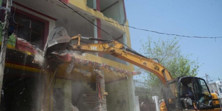 गुजरात के ओखा में हज़रत पंज पीर दरगाह सहित 200 से अधिक घरों पर चला बुलडोज़र।