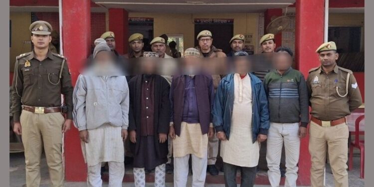 यूपी: बजरंग दल के धर्मांतरण के आरोप के बाद पांच मुस्लिम व्यक्तियों को गिरफ़्तार किया गया।