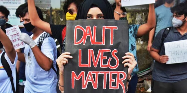 कर्नाटक: ‘जय भीम’ गाना बजाने पर दो दलितों पर हमला, आरोपी पुलिस की गिरफ्त से बाहर।