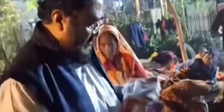 महाकुंभ में इंसानियत की मिसाल: हिंदू श्रद्धालुओं की मदद को आगे आए मुसलमान, खोले मस्जिदों के दरवाजे।