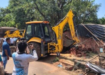 महाराष्ट्र: भारत-पाक मैच के दौरान ‘देश-विरोधी’ नारे लगाने का आरोप; माता-पिता हिरासत में, दुकान ढहाई गई।