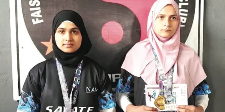 कुपवाड़ा की रिफत रसूल और स्नोबर फय्याज ने एशियाई सावत चैंपियनशिप में रजत पदक जीतकर रचा इतिहास।