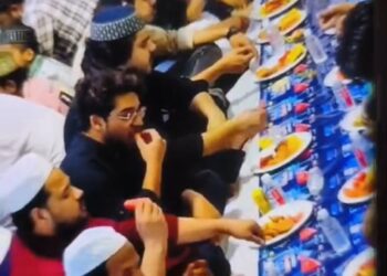 यूपी, बुलंदशहर: प्राथमिक विद्यालय में रोज़ा इफ्तार पर प्रधानाध्यापिका इरफाना नक़वी निलंबित, बीएसए ने की कार्रवाई।