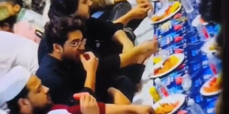 यूपी, बुलंदशहर: प्राथमिक विद्यालय में रोज़ा इफ्तार पर प्रधानाध्यापिका इरफाना नक़वी निलंबित, बीएसए ने की कार्रवाई।