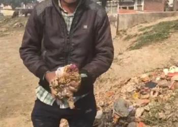 यमुना की सेवा में जुटे मोहम्मद नसीम: गरीबी के बावजूद नदी को स्वच्छ बनाने की मिसाल